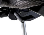 Nahaufnahme des Hebels eines XL-Drehstuhls von unten betrachtet.