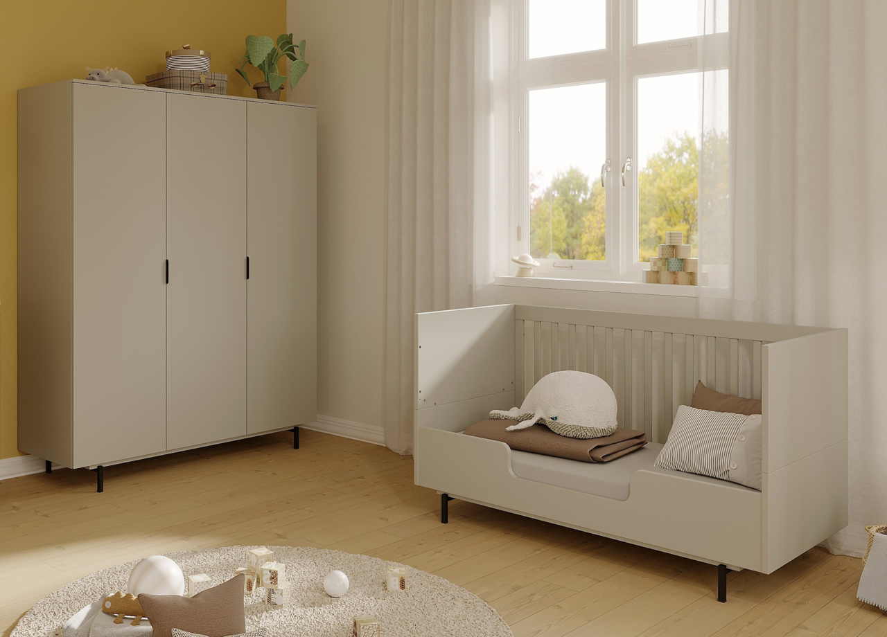 Moderner Kleiderschrank in einem hellen Kinderzimmer, seitliche Perspektive