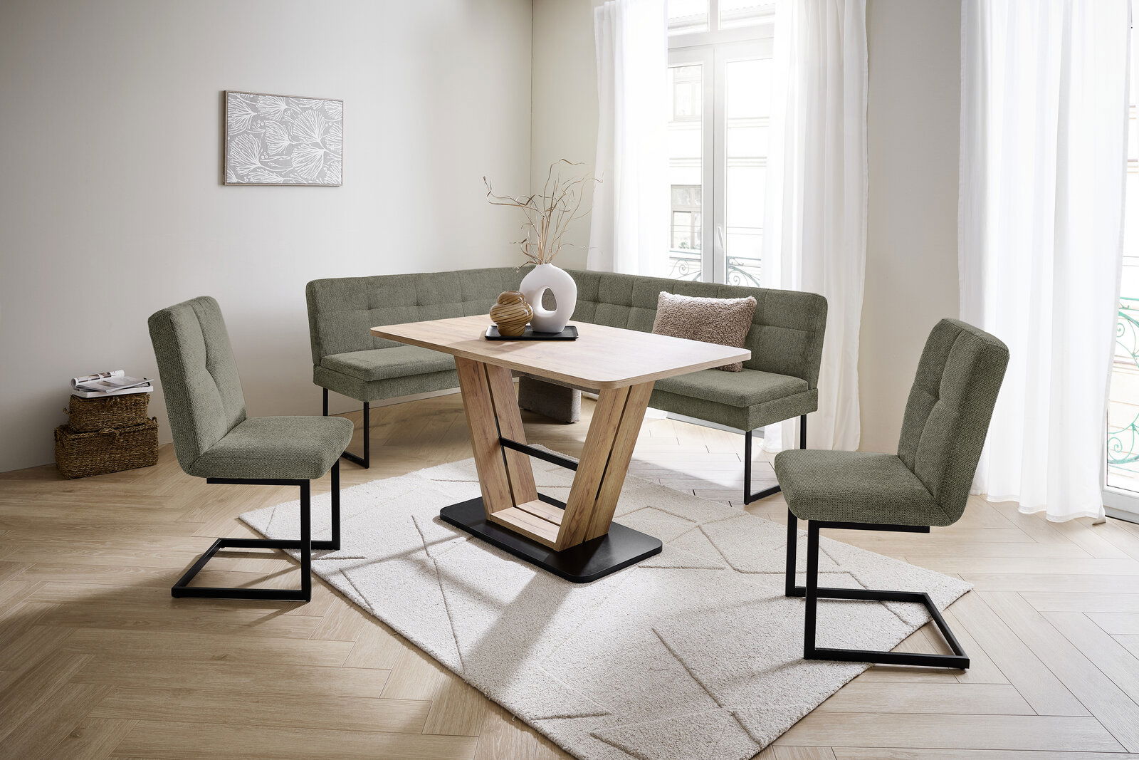 Novel Schommelstoel QUICK Moderne Esszimmer-Eckbankgruppe mit Esstisch und Schwingstühlen in einem hellen Raum, Perspektive von vorne.