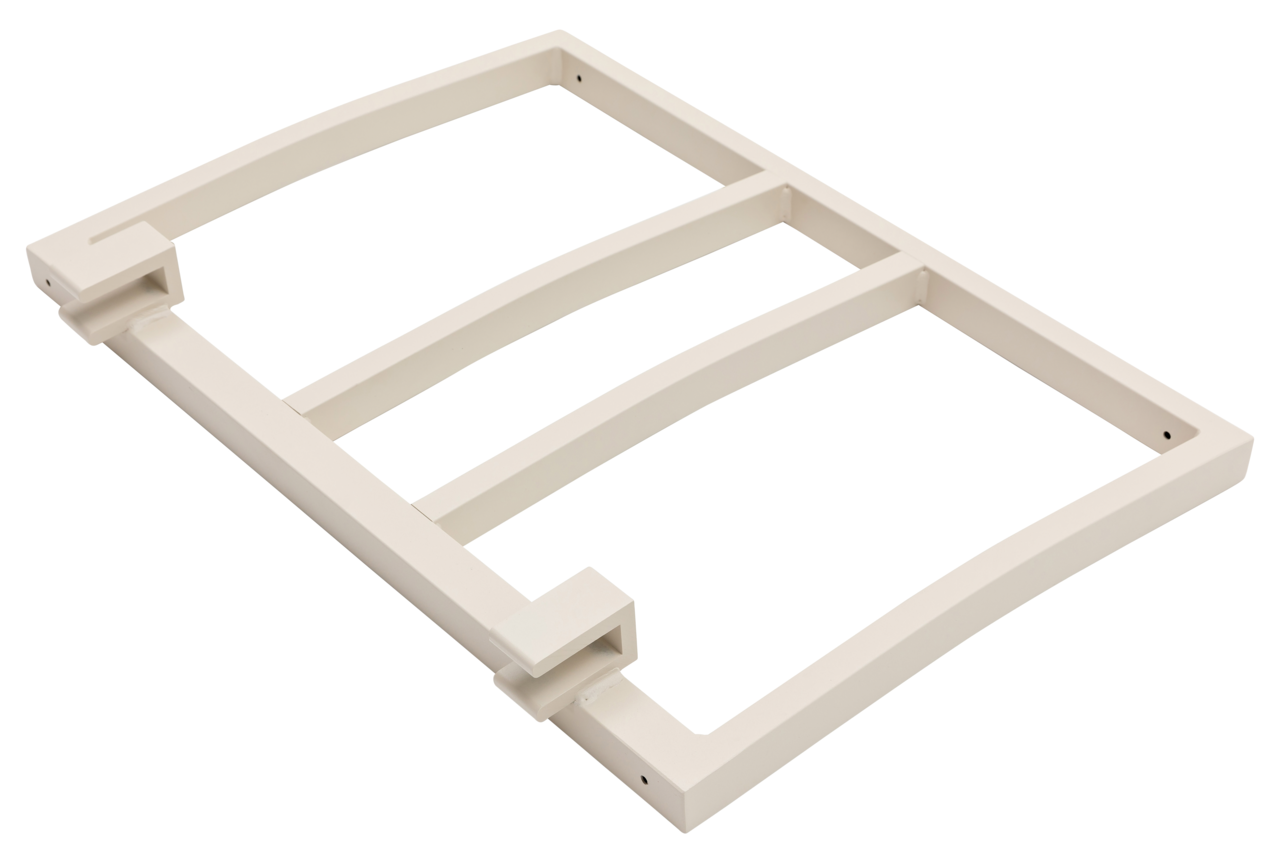 Metallrahmen in heller Farbe, perspektivisch von oben fotografiert, Teil einer Gartenlounge