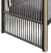 Detailansicht eines Lounge-Sets mit geflochtenem Seil-Design und Holzrahmen.