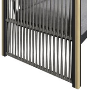 Detailansicht eines Lounge-Sets mit geflochtenem Seil-Design und Holzrahmen.