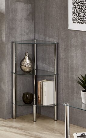 Modernes Eckregal aus Glas und Metall mit drei Glasböden, dekoriert mit Vase, Glasobjekt und Büchern, in einer Wohnzimmerecke vor grauer Wand, Perspektive: frontale leicht schräge Ansicht