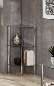 Modernes Eckregal aus Glas und Metall mit drei Glasböden, dekoriert mit Vase, Glasobjekt und Büchern, in einer Wohnzimmerecke vor grauer Wand, Perspektive: frontale leicht schräge Ansicht