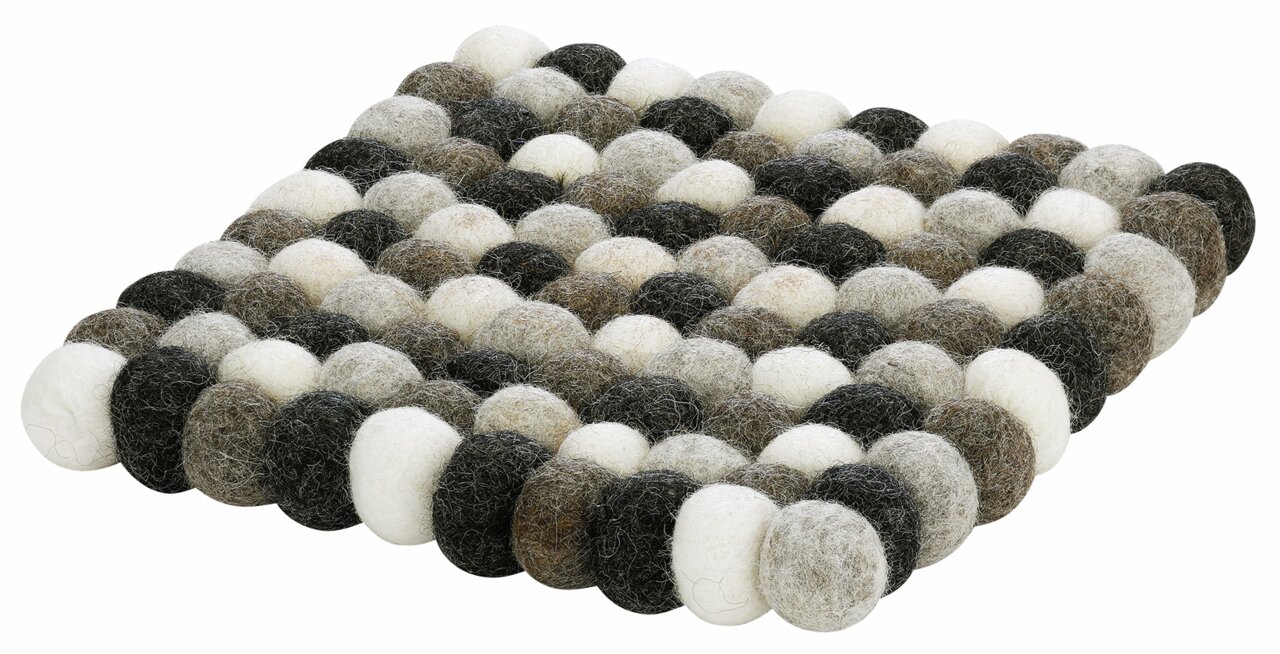 Quadratischer Untersetzer aus Filzkugeln in verschiedenen Grautönen, seitliche Perspektive