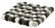 Quadratischer Untersetzer aus Filzkugeln in verschiedenen Grautönen, seitliche Perspektive