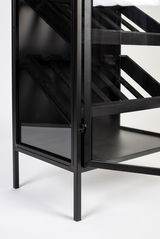 Nahaufnahme eines modernen schwarzen Weinregals aus Metall mit Glasfront, seitliche Perspektive.