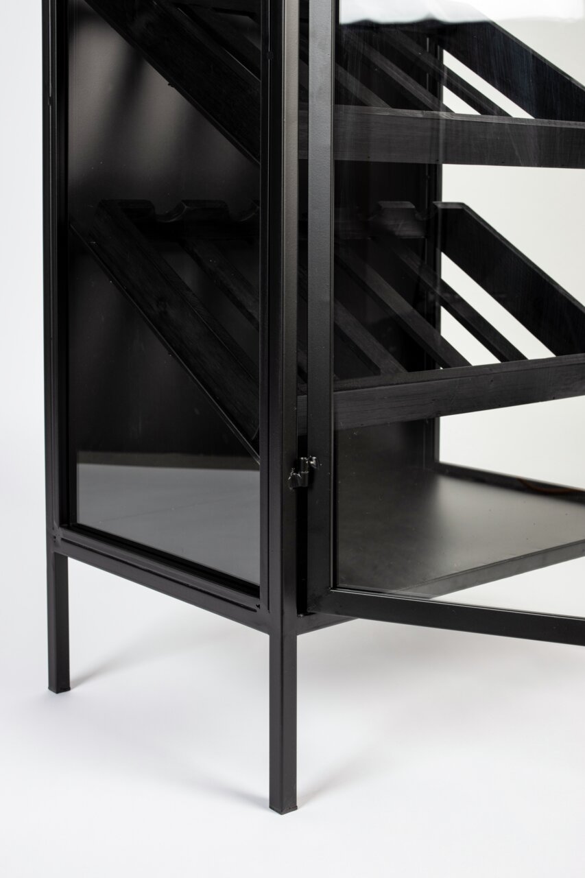 Nahaufnahme eines modernen schwarzen Weinregals aus Metall mit Glasfront, seitliche Perspektive.