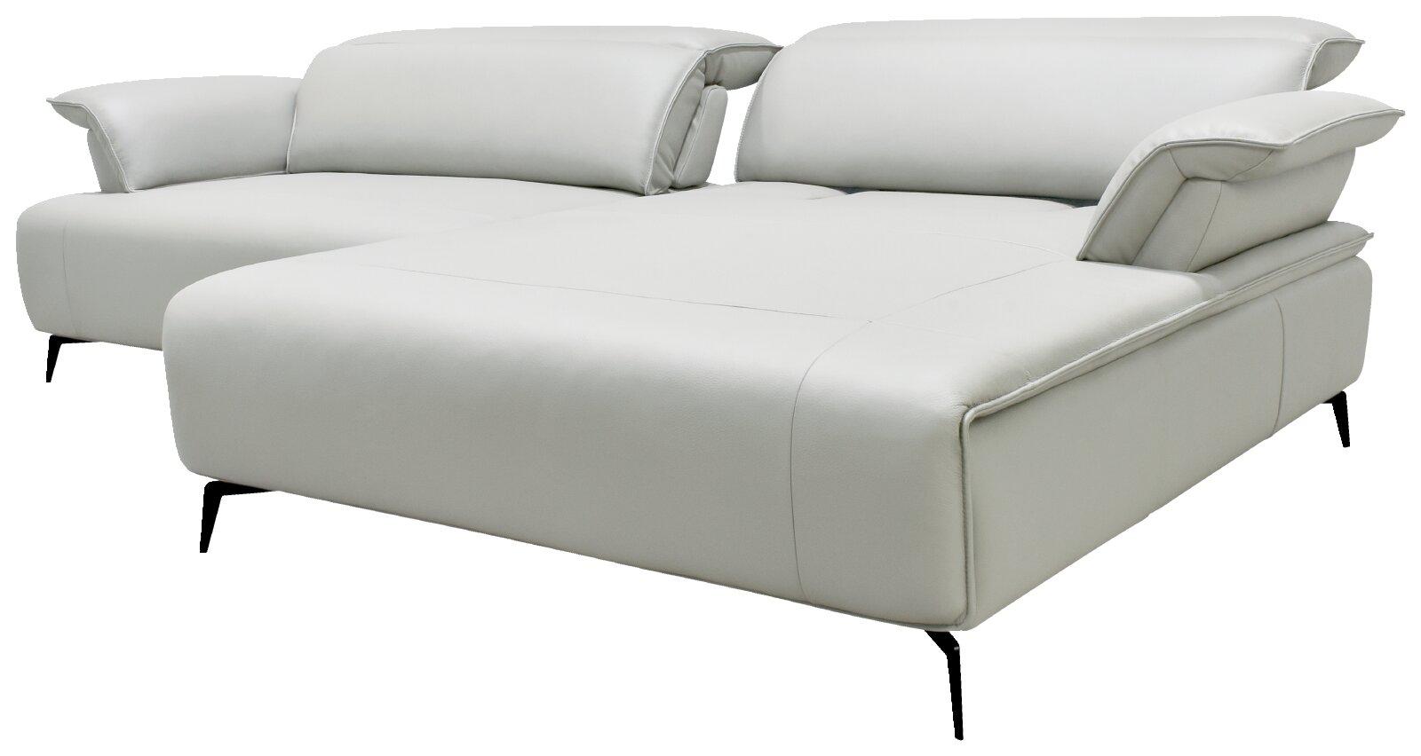 Moderne witte leren hoekbank met royale chaise longue, verstelbare hoofdsteunen en slanke zwarte poten, schuin van voren gezien