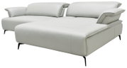 Moderne witte leren hoekbank met royale chaise longue, verstelbare hoofdsteunen en slanke zwarte poten, schuin van voren gezien