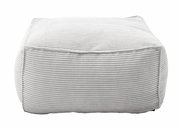 Quadratischer Hocker aus hellgrauem, geripptem Stoff, seitliche Perspektive