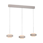 Hanglamp met drie lampen, voorzien van drie ronde grijze lampenkappen aan zwarte kabels en een lange plafondbeugel, warm licht, vooraanzicht licht van onderaf tegen een witte achtergrond