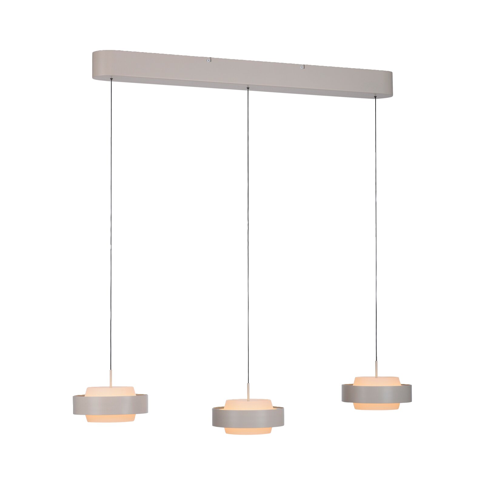 Hanglamp met drie lampen, voorzien van drie ronde grijze lampenkappen aan zwarte kabels en een lange plafondbeugel, warm licht, vooraanzicht licht van onderaf tegen een witte achtergrond