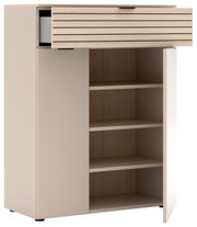 Garderobenschrank mit offener Tür und Schublade, zeigt Regalböden und moderne Holzoptik, seitliche Perspektive