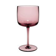 Weinkelch aus rosafarbenem Glas, frontal abgebildet.