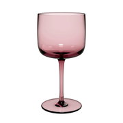 Weinkelch aus rosafarbenem Glas, frontal abgebildet.