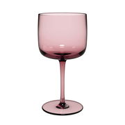 Weinkelch aus rosafarbenem Glas, frontal abgebildet.