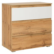 Houten ladekast met drie lades, waarvan één wit, gefotografeerd vanuit een schuin perspectief.