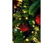 LED Clusterbeleuchtung in Nahaufnahme, umgeben von grünen Tannenzweigen und roten Weihnachtskugeln.