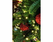 LED Clusterbeleuchtung in Nahaufnahme, umgeben von grünen Tannenzweigen und roten Weihnachtskugeln.