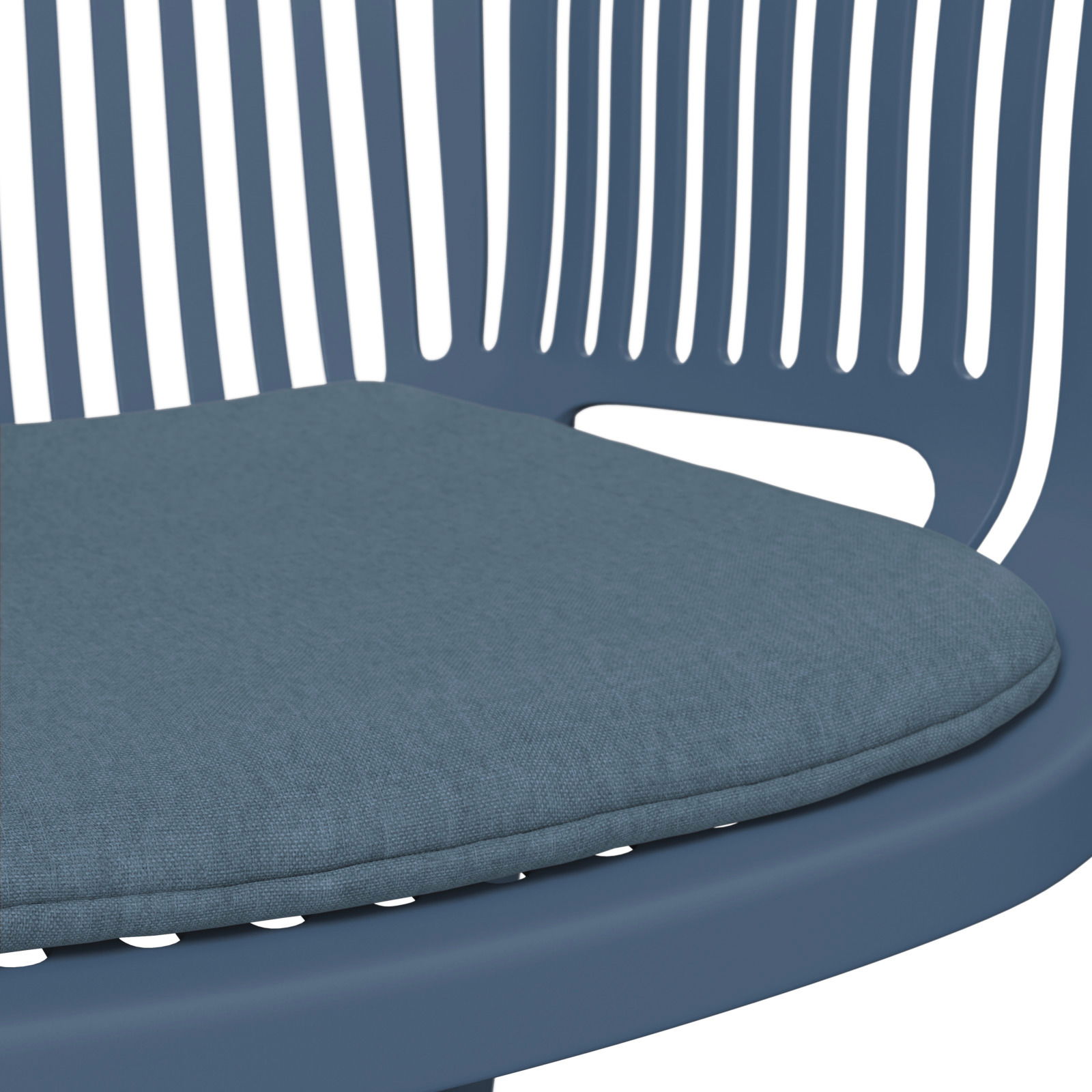 Nahaufnahme eines blauen Stapelsessels mit gepolstertem Sitzkissen, seitliche Perspektive