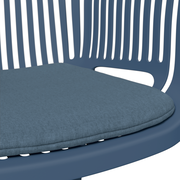 Nahaufnahme eines blauen Stapelsessels mit gepolstertem Sitzkissen, seitliche Perspektive