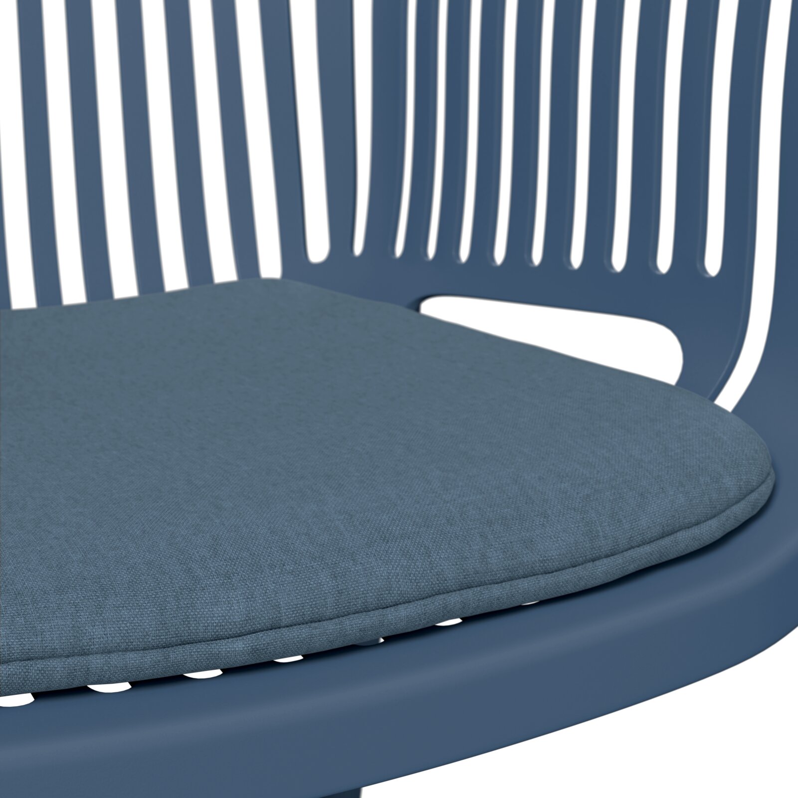 Nahaufnahme eines blauen Stapelsessels mit gepolstertem Sitzkissen, seitliche Perspektive