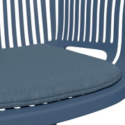 Nahaufnahme eines blauen Stapelsessels mit gepolstertem Sitzkissen, seitliche Perspektive