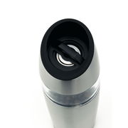 Elektrische Mühle aus der Vogelperspektive mit Edelstahlgehäuse und transparentem Behälter.