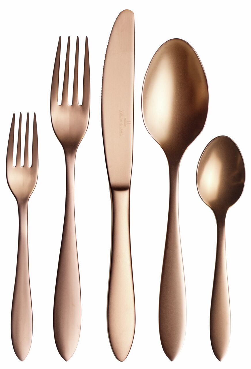 Villeroy & Boch Tafelbesteck 20-tlg. MANUFACTURE ROCK CUTLERY Fünfteiliges Besteckset in Kupferoptik, bestehend aus Gabel, Messer, Löffel und zwei kleineren Gabeln und Löffeln, aus der Vogelperspektive fotografiert.