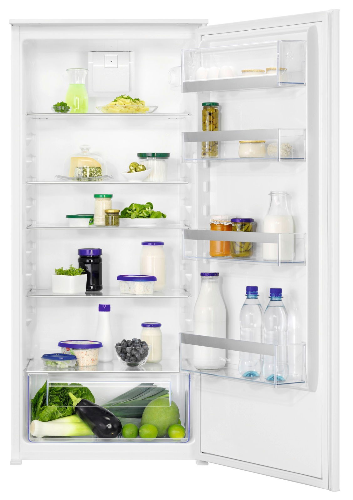 Offener Einbaukühlschrank mit verschiedenen Lebensmitteln, fotografiert aus frontaler Perspektive.
