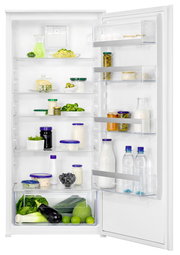 Offener Einbaukühlschrank mit verschiedenen Lebensmitteln, fotografiert aus frontaler Perspektive.