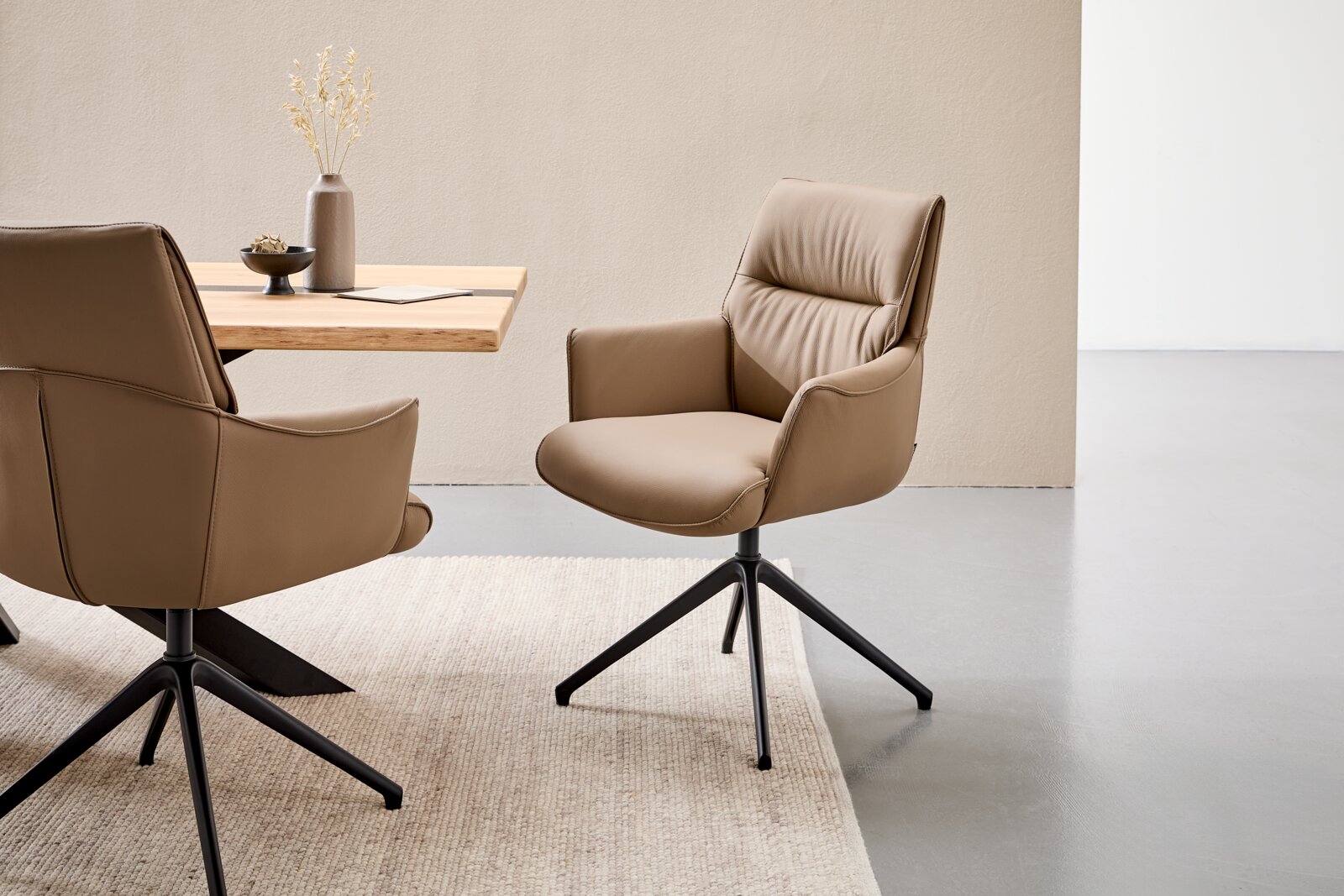 Novel Fauteuil SANTOS Moderne fauteuil in bruin met een zwart metalen frame, zijaanzicht