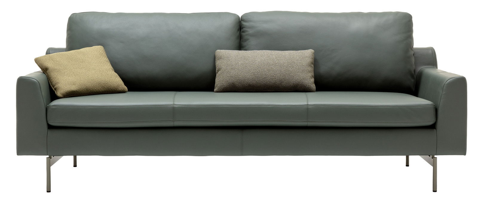 Graues 3-Sitzer-Sofa mit zwei Kissen, frontal fotografiert.