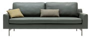 Graues 3-Sitzer-Sofa mit zwei Kissen, frontal fotografiert.