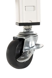 Nahaufnahme eines drehbaren Rads mit Bremse an einem Servierwagen.