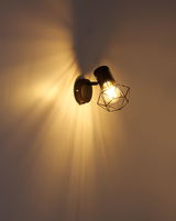 Schwarzer Metallstrahler PRISKA von Globo Lighting, an der Wand montiert, mit warmem Lichtstrahl und geometrischem Lampenschirm, seitliche Perspektive.