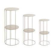 Dreiteiliges Set runder Beistelltische aus Metall in Beige mit zwei Ablagen und schlankem Stabgestell, freigestellt vor weißem Hintergrund, perspektivische Frontansicht.