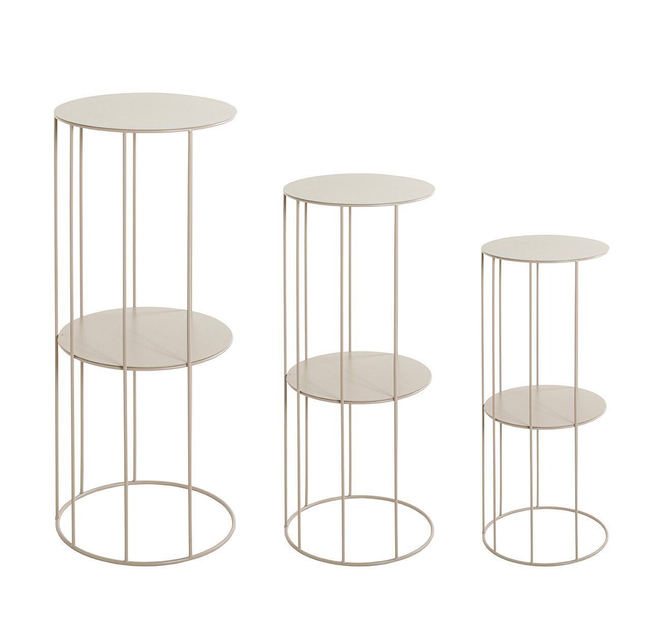 Dreiteiliges Set runder Beistelltische aus Metall in Beige mit zwei Ablagen und schlankem Stabgestell, freigestellt vor weißem Hintergrund, perspektivische Frontansicht.