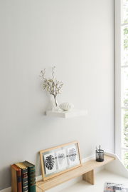 Wandboard in moderner, minimalistischer Einrichtung mit Dekorationen, seitliche Perspektive