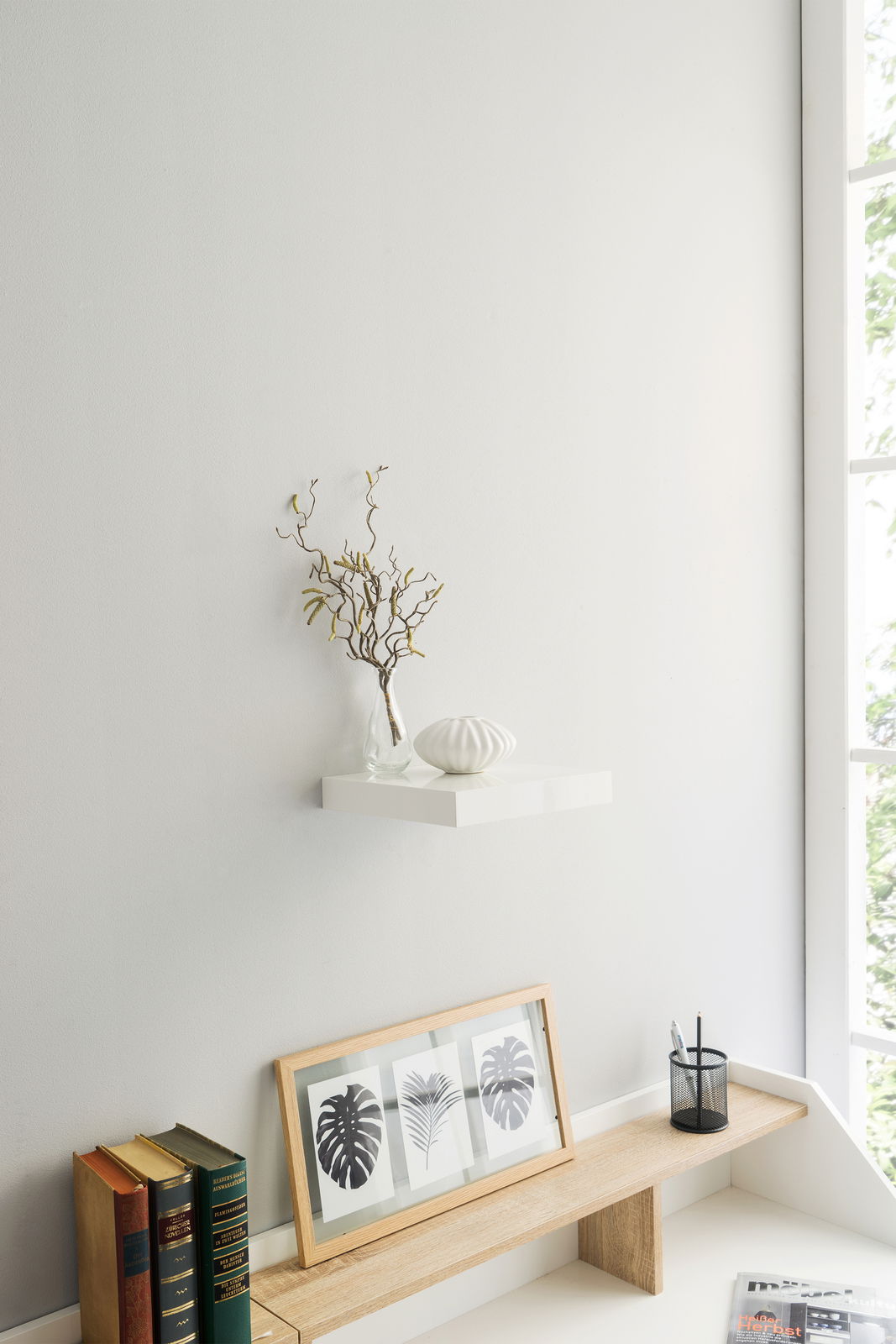 Wandboard in moderner, minimalistischer Einrichtung mit Dekorationen, seitliche Perspektive