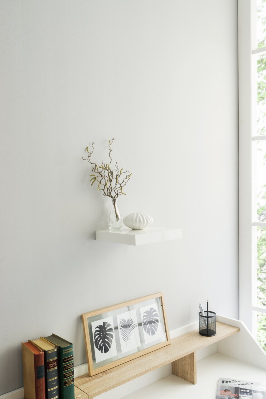 Wandboard in moderner, minimalistischer Einrichtung mit Dekorationen, seitliche Perspektive