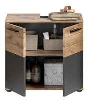 Moderner Waschtisch mit Holz- und Grautönen, offene Türen, gefüllt mit Pflegeprodukten und Körben, Frontalansicht.