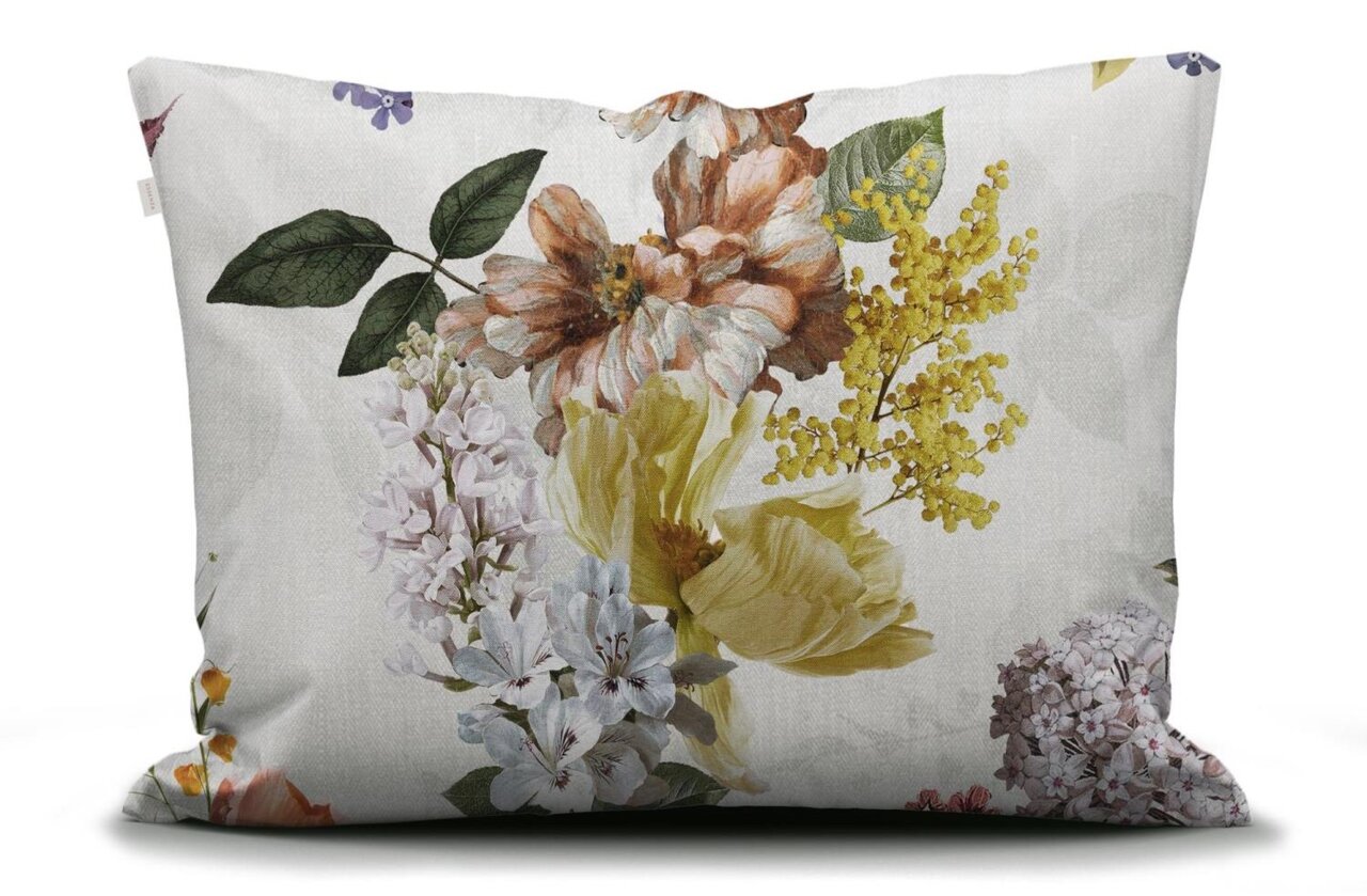 Kissenbezug mit floralem Muster in Nahaufnahme, zeigt bunte Blumen auf weißem Hintergrund.