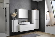 Moderner Hochschrank 63 cm in einem stilvollen Badezimmer, seitliche Perspektive