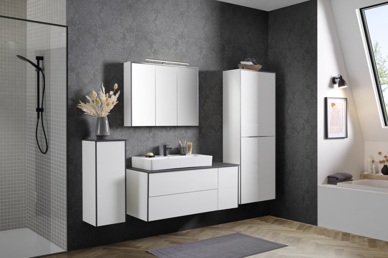Moderner Hochschrank 63 cm in einem stilvollen Badezimmer, seitliche Perspektive