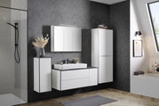 Moderner Hochschrank 63 cm in einem stilvollen Badezimmer, seitliche Perspektive