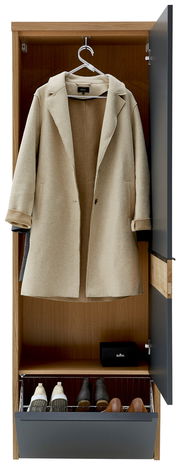 Hängegarderobenschrank mit geöffneter Tür, zeigt einen beigen Mantel auf einem Kleiderbügel, darunter ein Schuhregal mit verschiedenen Schuhen. Frontalansicht.