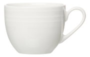Schlichte weiße Tasse mit glänzender Oberfläche und geschwungenem Henkel, in frontaler Seitenansicht leicht von oben dargestellt