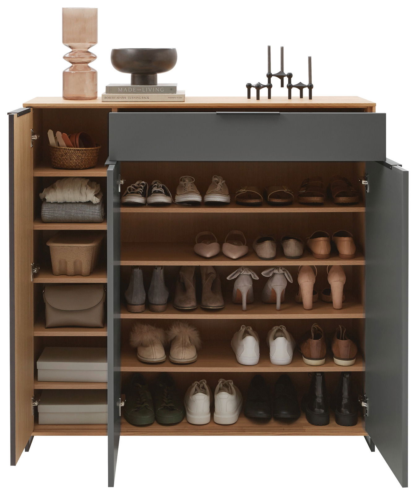 Vorderansicht eines XL-Schuhschranks mit offenen Türen, gefüllt mit verschiedenen Schuhen und dekorativen Gegenständen auf der Oberseite.